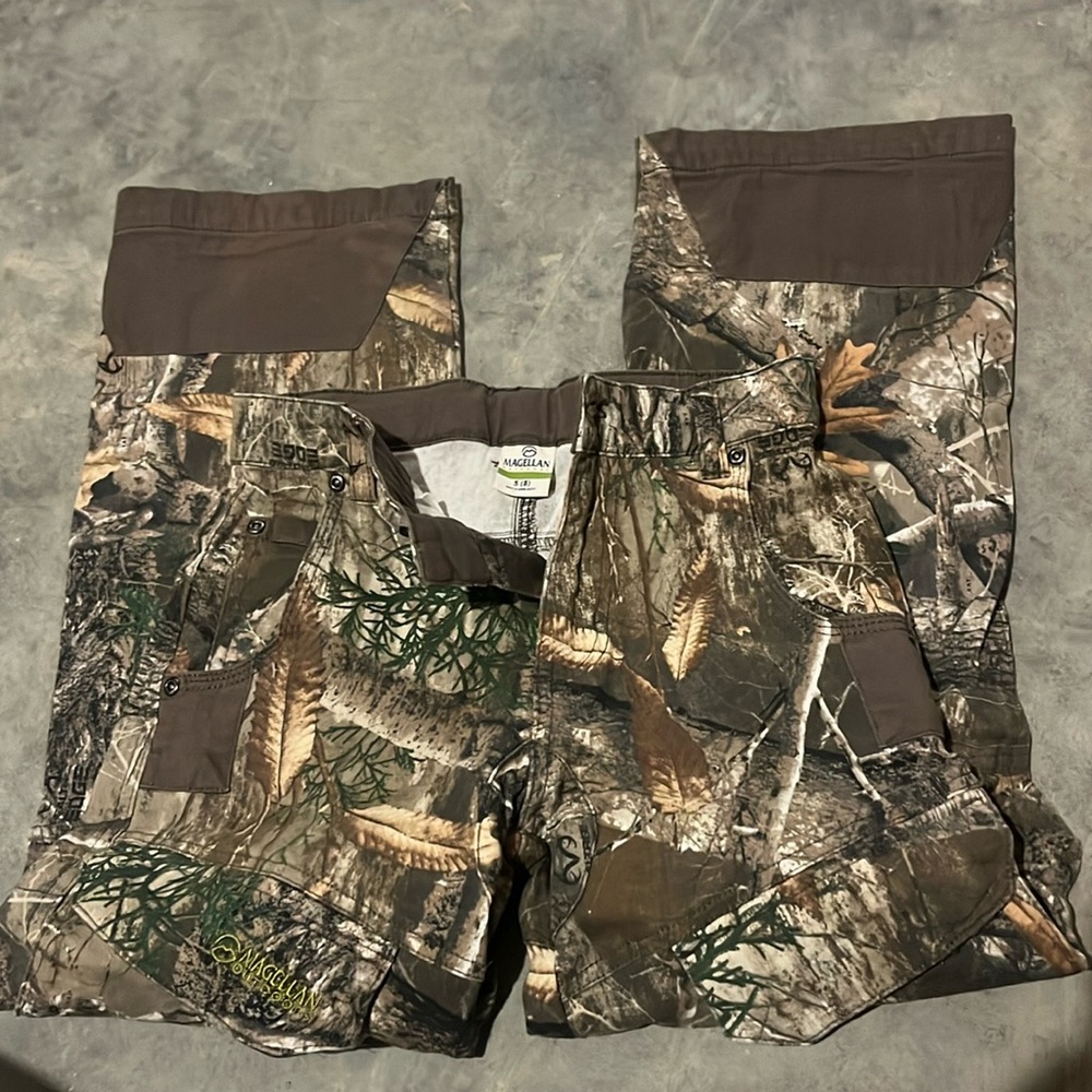 Like new Magellan camo cargo pants